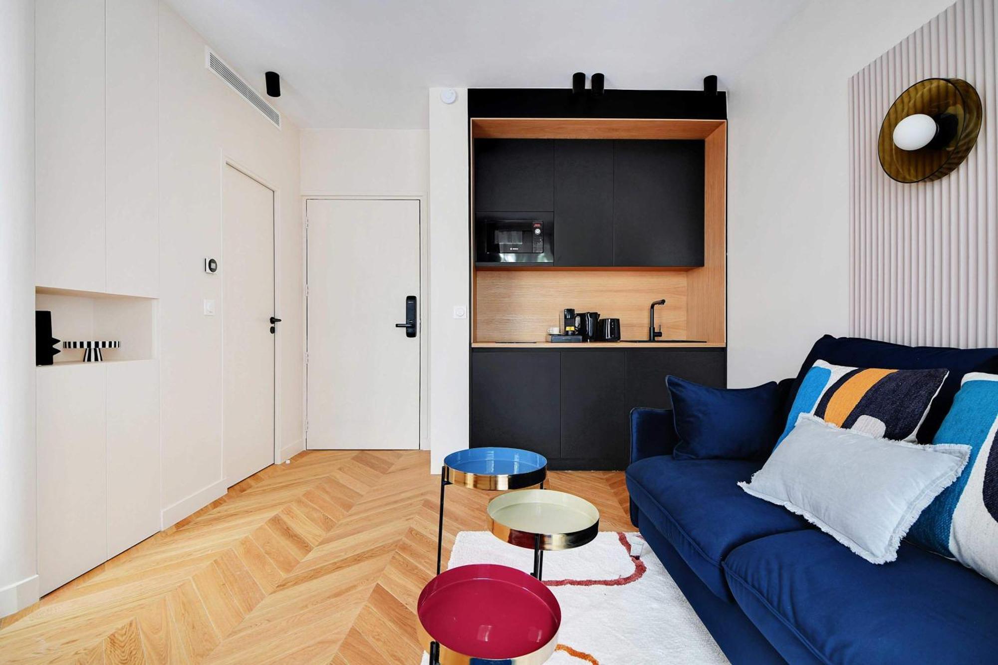 Lovely Parisian Near The Eiffel Tower Parijs